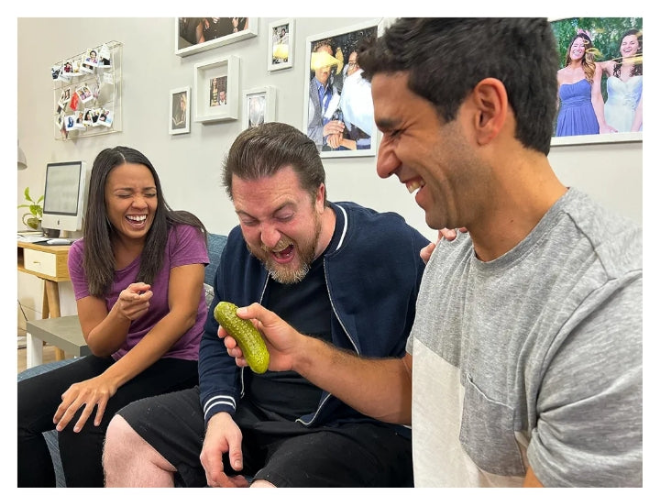 Yodeling Pickle - Sings Dill-lightful Yodel Song - Make Anyone Laugh - Best Singing Gag Gift for Friends Family Coworkers