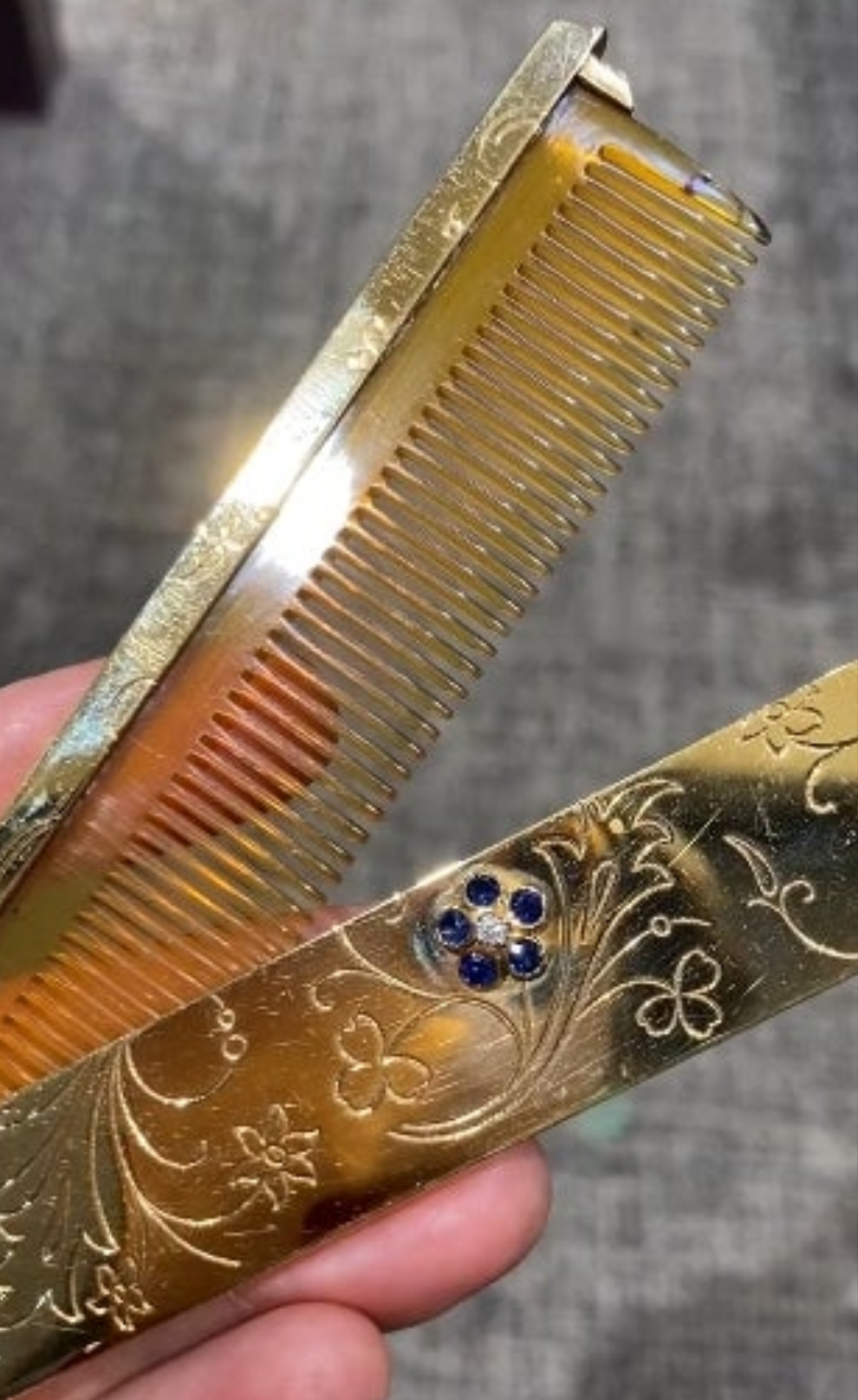 18k Gold 1940s Van Cleef & Arpels 18k gold hair comb in caseround cut diamond and round cut sapphires. Blue Sapphire.