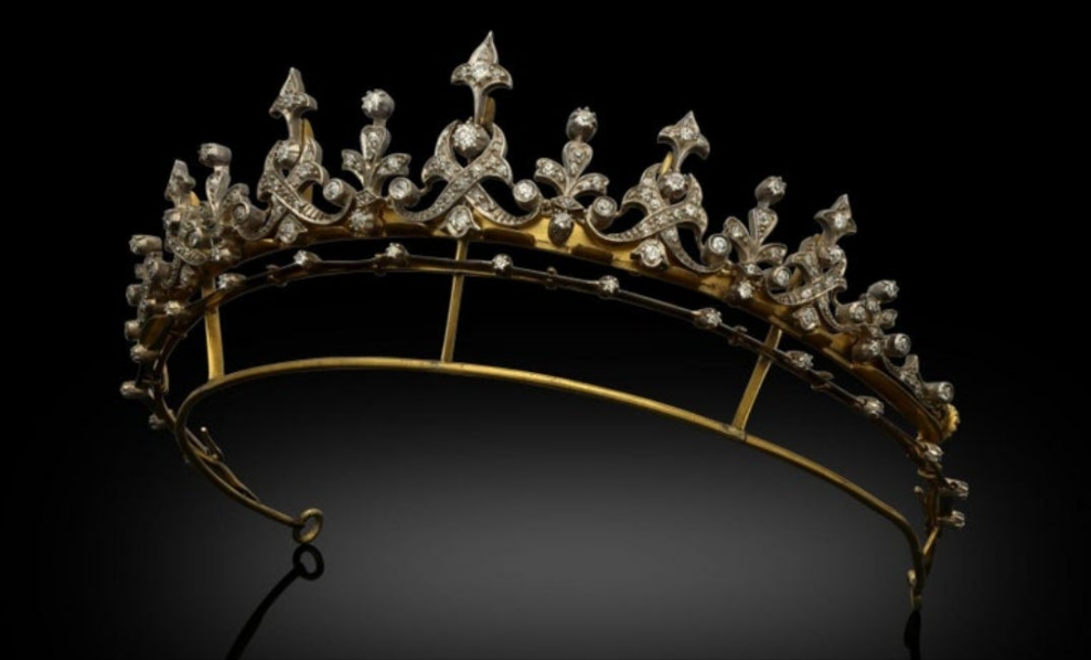 18k Gold Victorian Diamond Fringe Tiara Convertible To A Necklace Circa 1880s silver on gold Old brilliant and single cut diamonds estimated to weigh a combined total of approximately 2.5cts