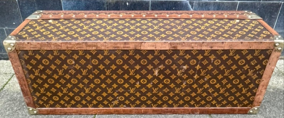 Antique 1910 Louis Vuitton Britannica encyclopaedia Trunk with the original encyclopaedias