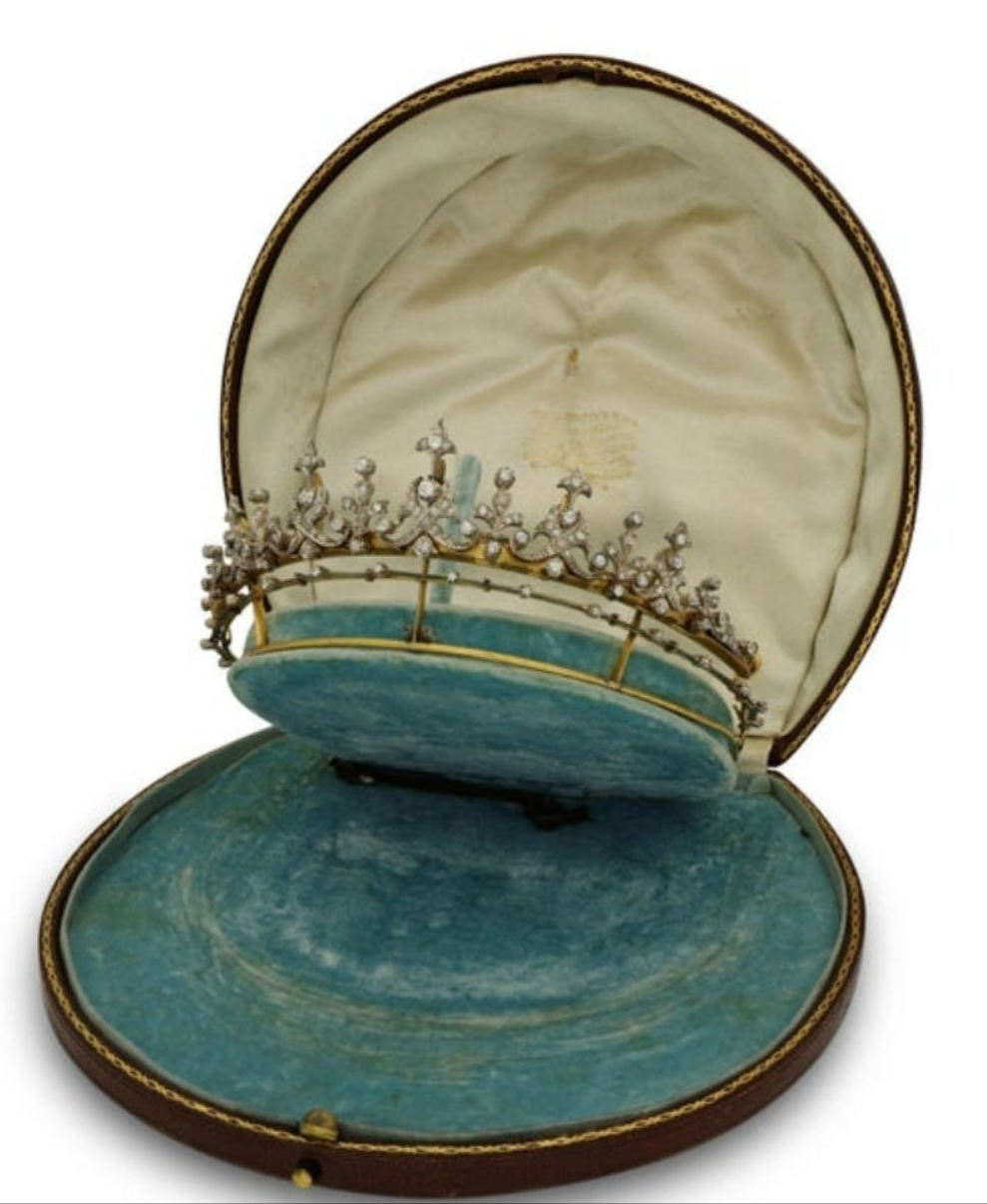 18k Gold Victorian Diamond Fringe Tiara Convertible To A Necklace Circa 1880s silver on gold Old brilliant and single cut diamonds estimated to weigh a combined total of approximately 2.5cts