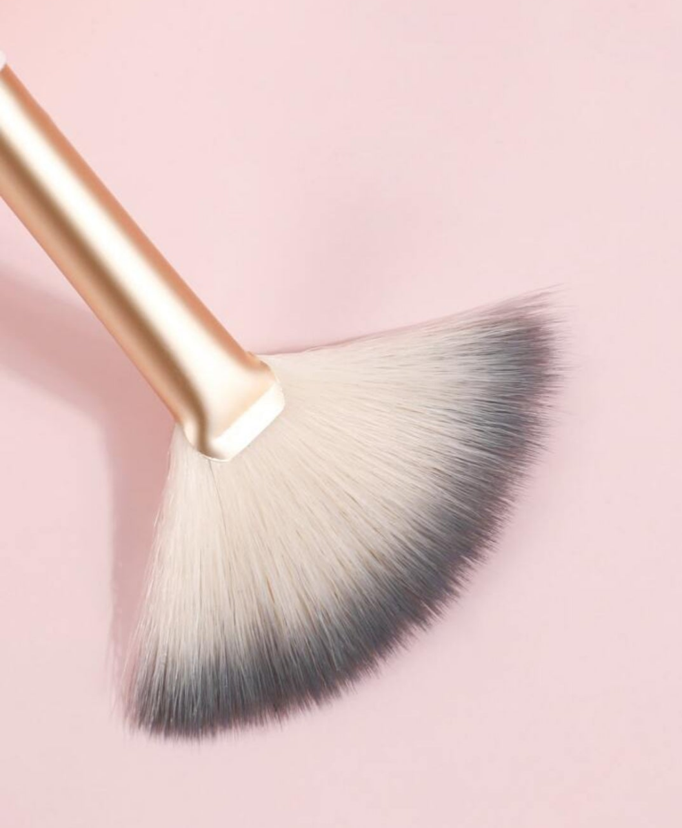 1pc Fan-shaped Soft Brush For Highlighting Makeup
