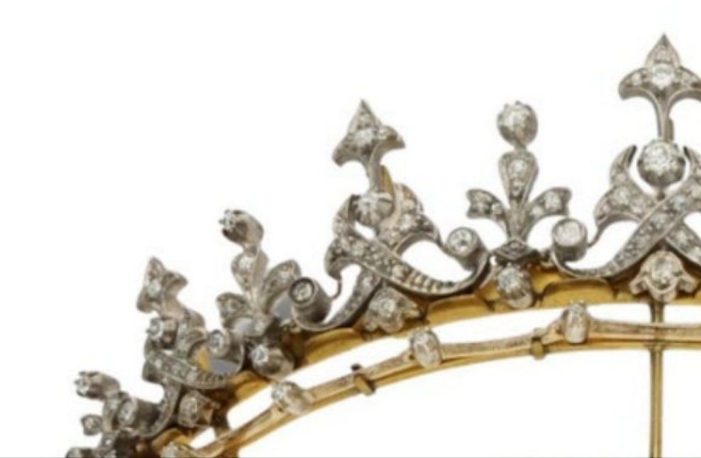 18k Gold Victorian Diamond Fringe Tiara Convertible To A Necklace Circa 1880s silver on gold Old brilliant and single cut diamonds estimated to weigh a combined total of approximately 2.5cts