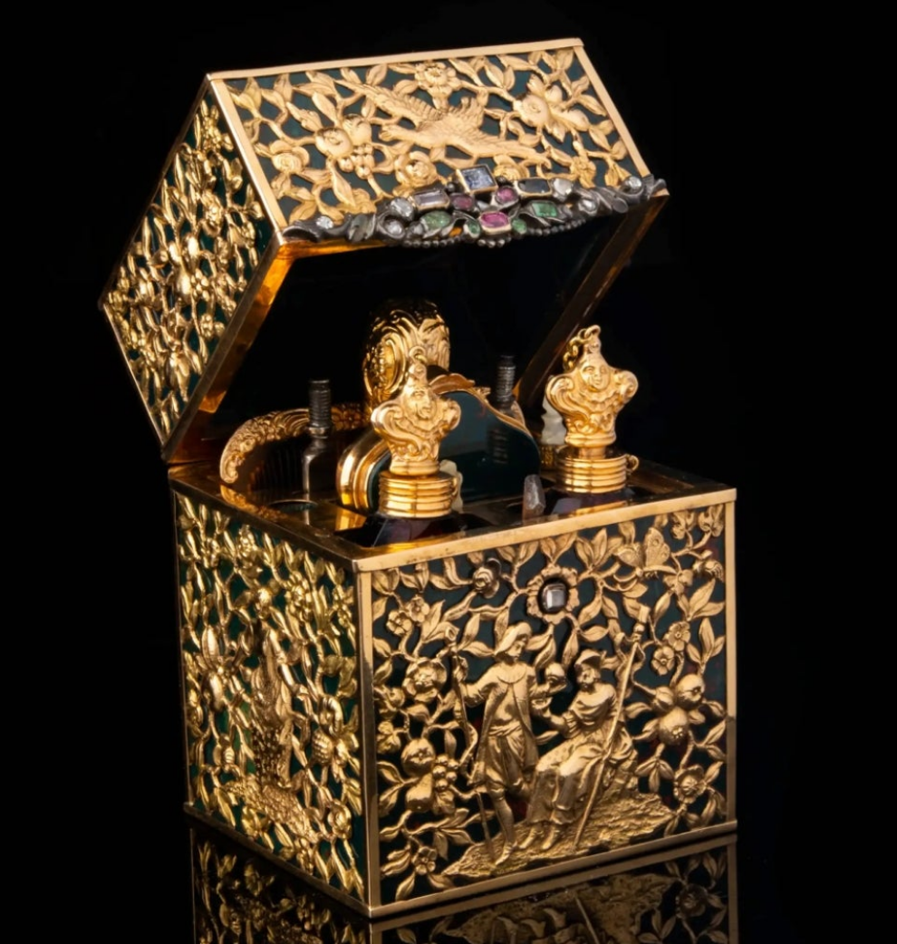 Antique II Gold and Hardstone Ladies Travel Scent Bottle Necessaire