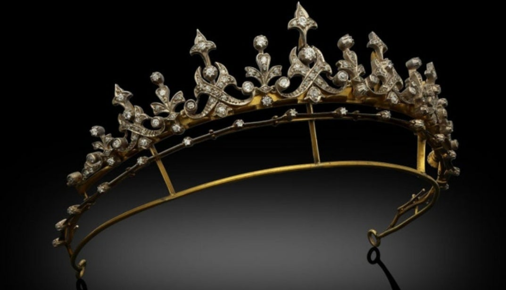 18k Gold Victorian Diamond Fringe Tiara Convertible To A Necklace Circa 1880s silver on gold Old brilliant and single cut diamonds estimated to weigh a combined total of approximately 2.5cts