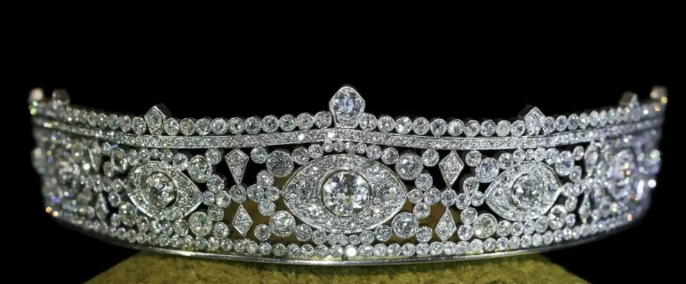 Platinum Diamond Tiara Metal: Platinum & 18K Gold
Diamonds: Three main stones approximately 1.45ct, 0.35ct, and 0.34ct; total diamond weight approximately 23.14ct