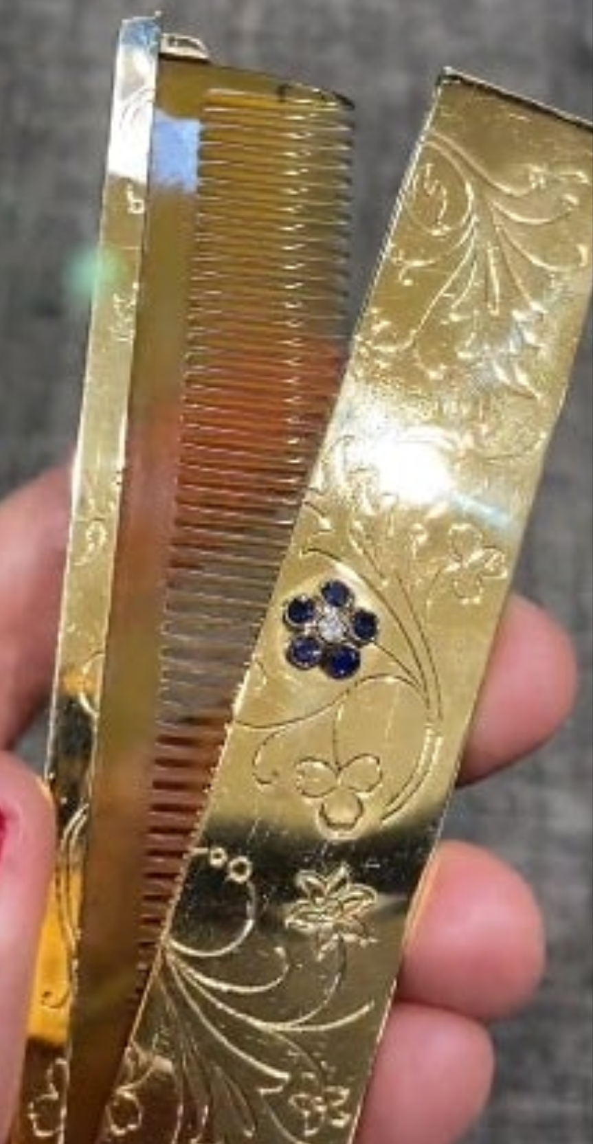 18k Gold 1940s Van Cleef & Arpels 18k gold hair comb in caseround cut diamond and round cut sapphires. Blue Sapphire.