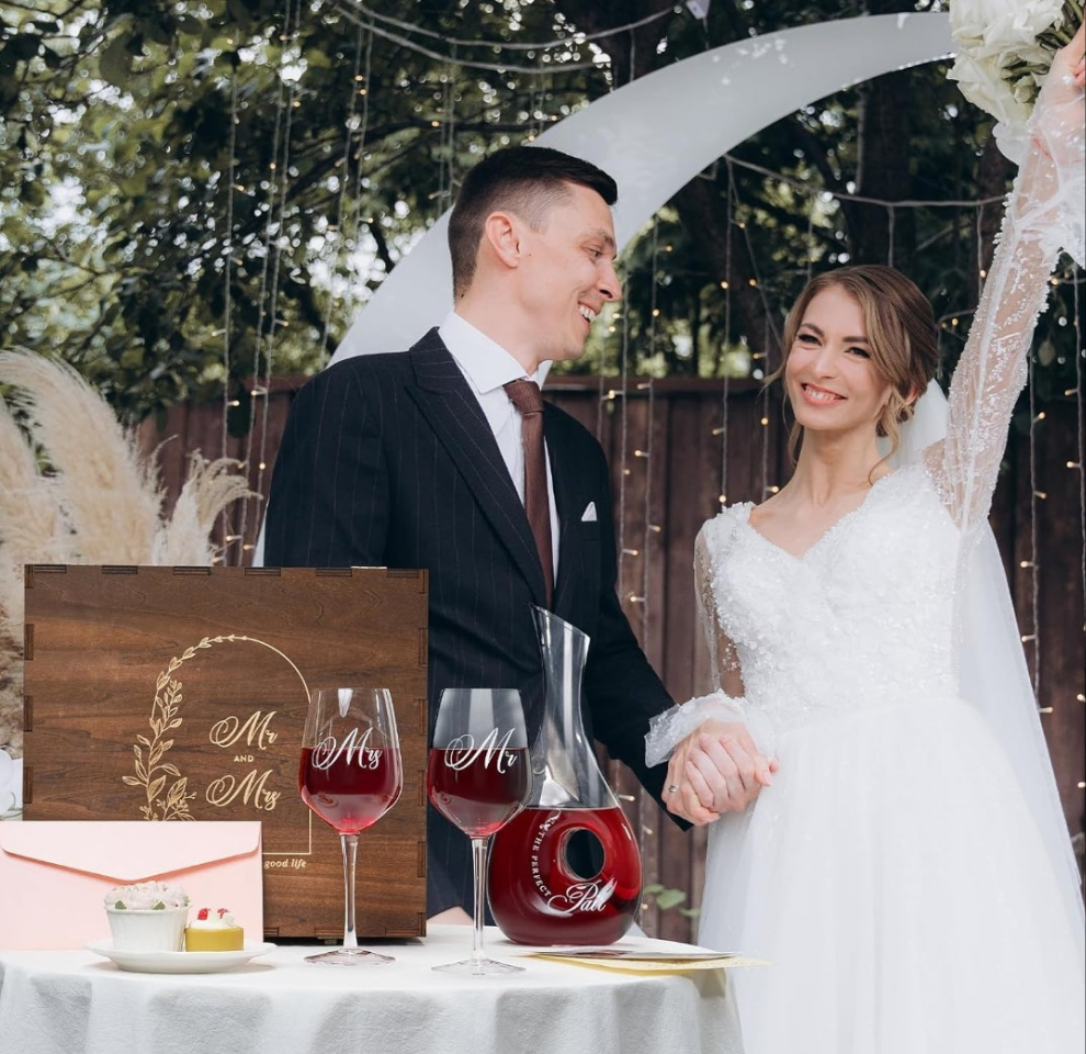 Mr and Mrs Wine Glasses and Decanter Set, Wedding Bridal Shower Engagement Gift for Couples, Wedding Glasses for Anniversary Bride Bachelorette with Wood Keepsake Box