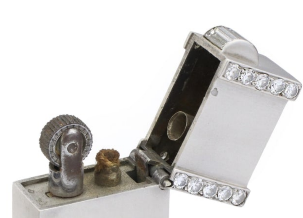 Ostertag Platinum and Diamond Lighter 28 circular and 5 baguette cuts with approximate total weight of 1.50 carats of diamonds circa 1930s