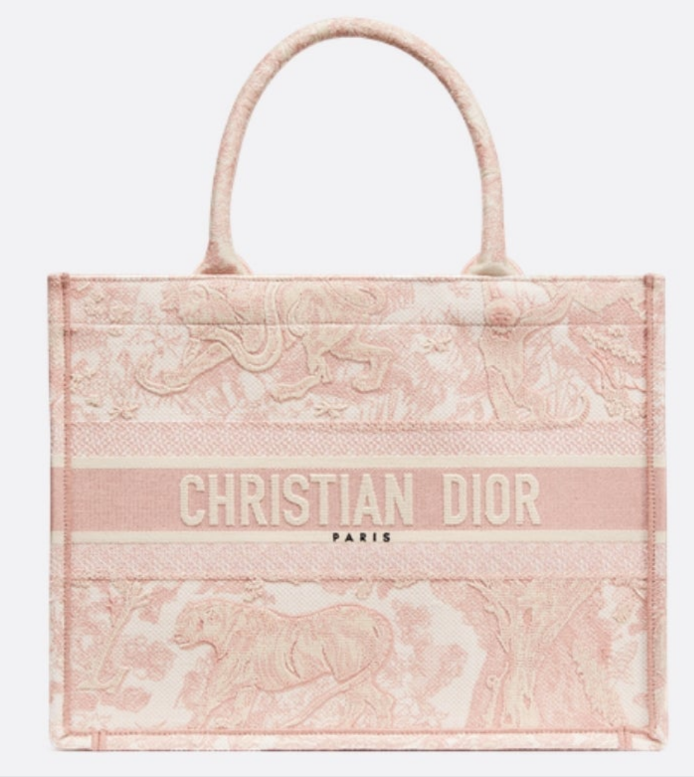 Medium Dior Book Tote
White and Yarrow Pink Toile de Jouy Sauvage Embroidery (36 x 27.5 x 16.5 cm)