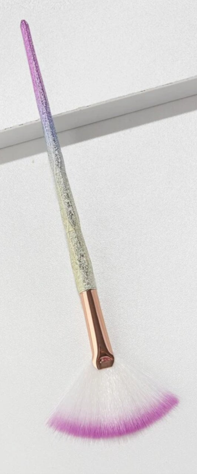 1pc Fan-shaped Soft Brush For Highlighting Makeup