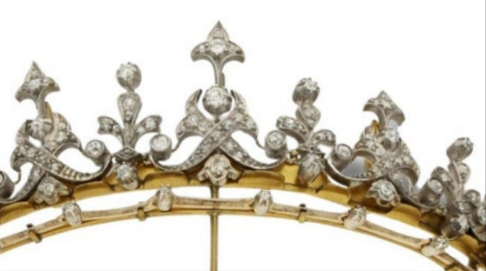 18k Gold Victorian Diamond Fringe Tiara Convertible To A Necklace Circa 1880s silver on gold Old brilliant and single cut diamonds estimated to weigh a combined total of approximately 2.5cts