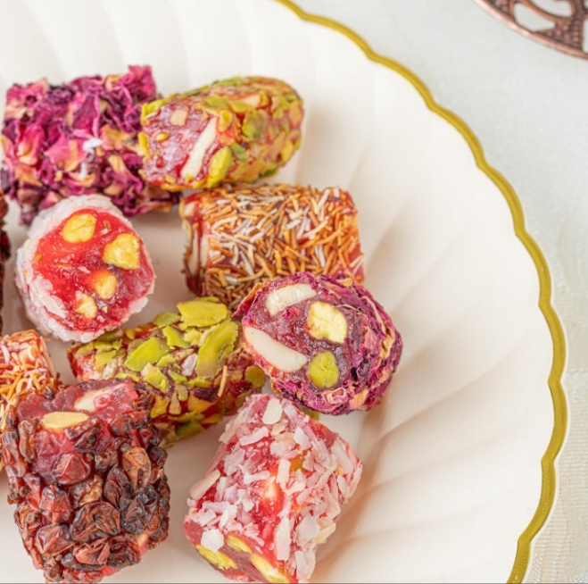Premium Turkish Delight with Pistachio and Cashew - Handmade Turkish Sweet Variety Gift Tin - Authentic Turkish Lokum - Perfect for Dessert, Snack, or Gift, 250G