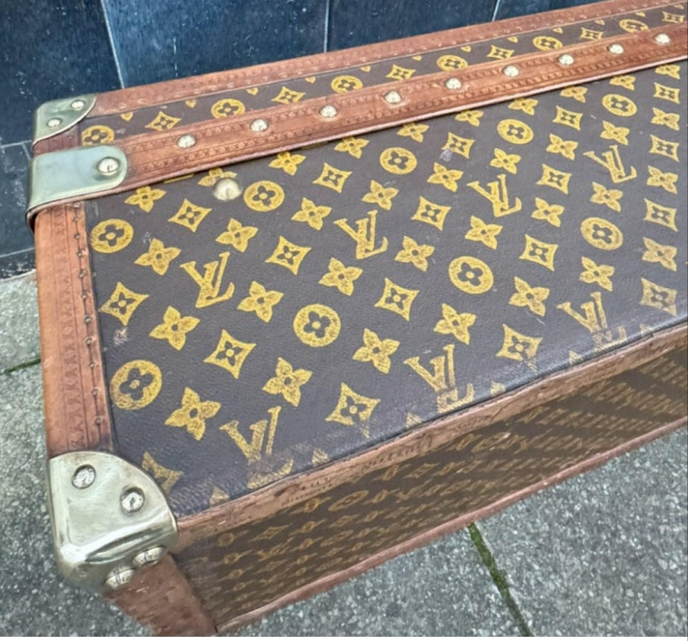 Antique 1910 Louis Vuitton Britannica encyclopaedia Trunk with the original encyclopaedias