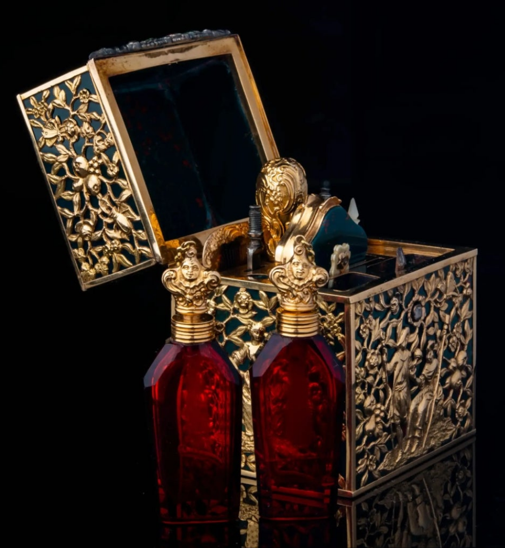 Antique II Gold and Hardstone Ladies Travel Scent Bottle Necessaire