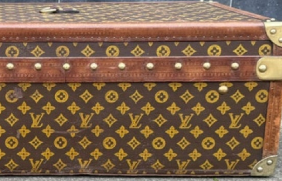 Antique 1910 Louis Vuitton Britannica encyclopaedia Trunk with the original encyclopaedias