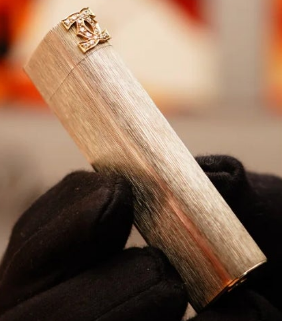 Cartier Solid 925 Sterling iconic Double C solid 18k with 16 Natural Cartier Diamond16 Natural Cartier Diamond Set Lighter
Vintage 1970 Extremely Rare Cartier Solid 925 Sterling Double C solid 18k with 16 Natural Cartier Diamond Set Lighter