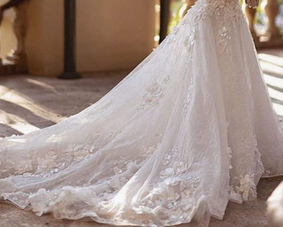 Off Shoulder Tulle Wedding Dresses Mermaid Lace Applique V-Neck Sparkly Bridal Gowns with Train for Brides Elegant dress