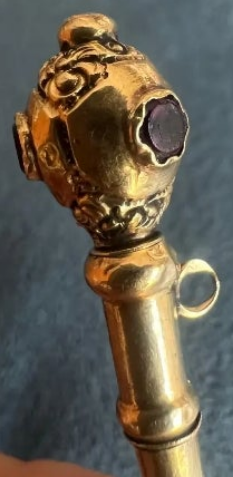 8k Gold French golden engraved pocket watch key that would look great even just as a pendant on a proper chain. It has delicate engravings on the top and three surrounded small ruby stones .