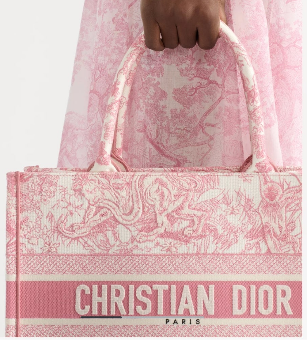 Medium Dior Book Tote
White and Yarrow Pink Toile de Jouy Sauvage Embroidery (36 x 27.5 x 16.5 cm)