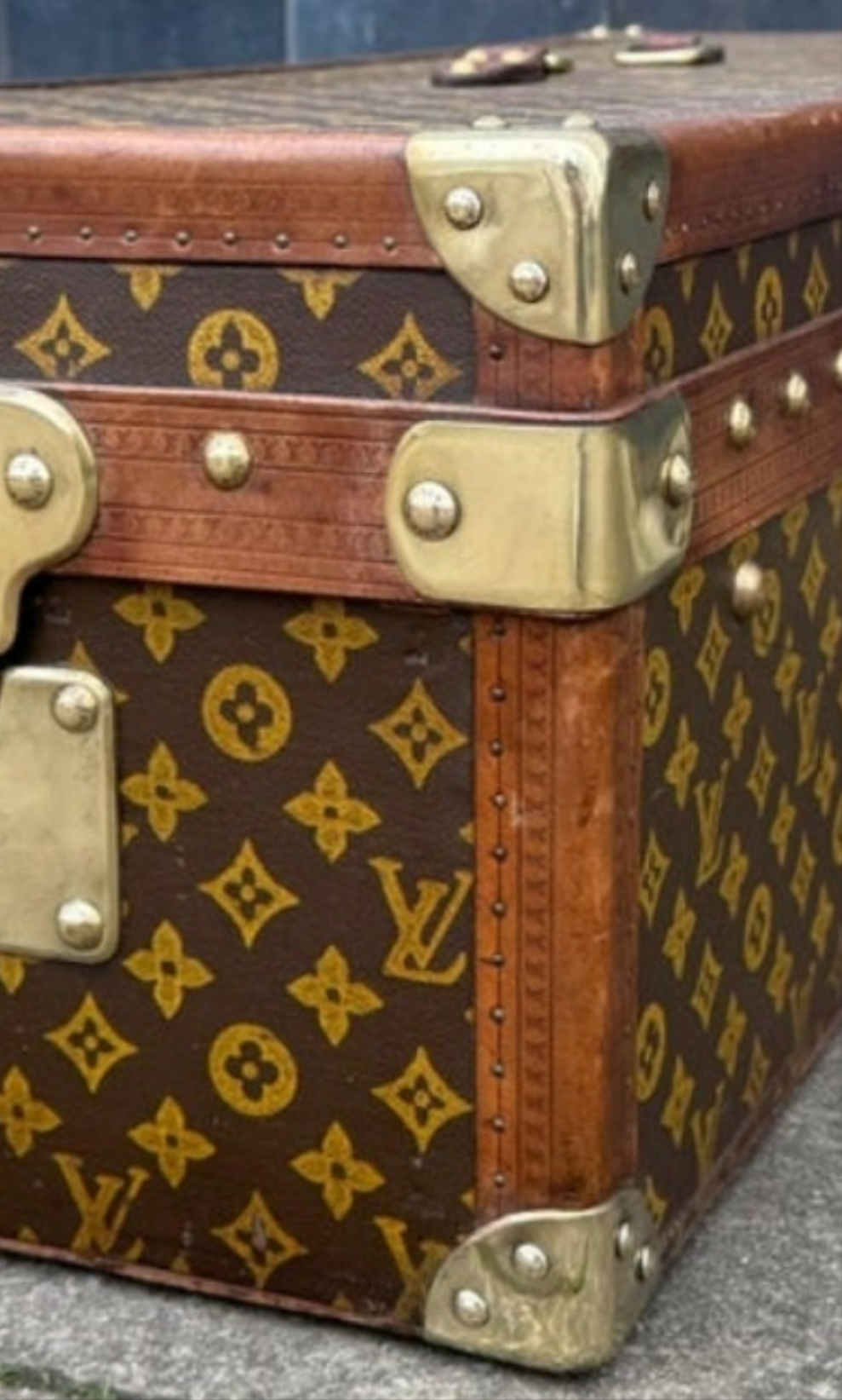 Antique 1910 Louis Vuitton Britannica encyclopaedia Trunk with the original encyclopaedias