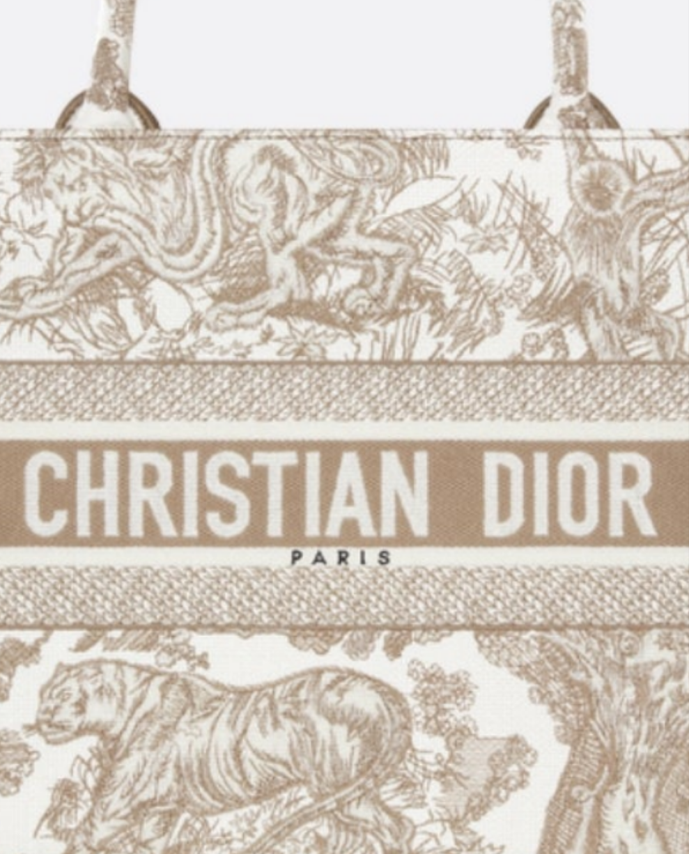 Medium Dior Book Tote
White and Yarrow Pink Toile de Jouy Sauvage Embroidery (36 x 27.5 x 16.5 cm)