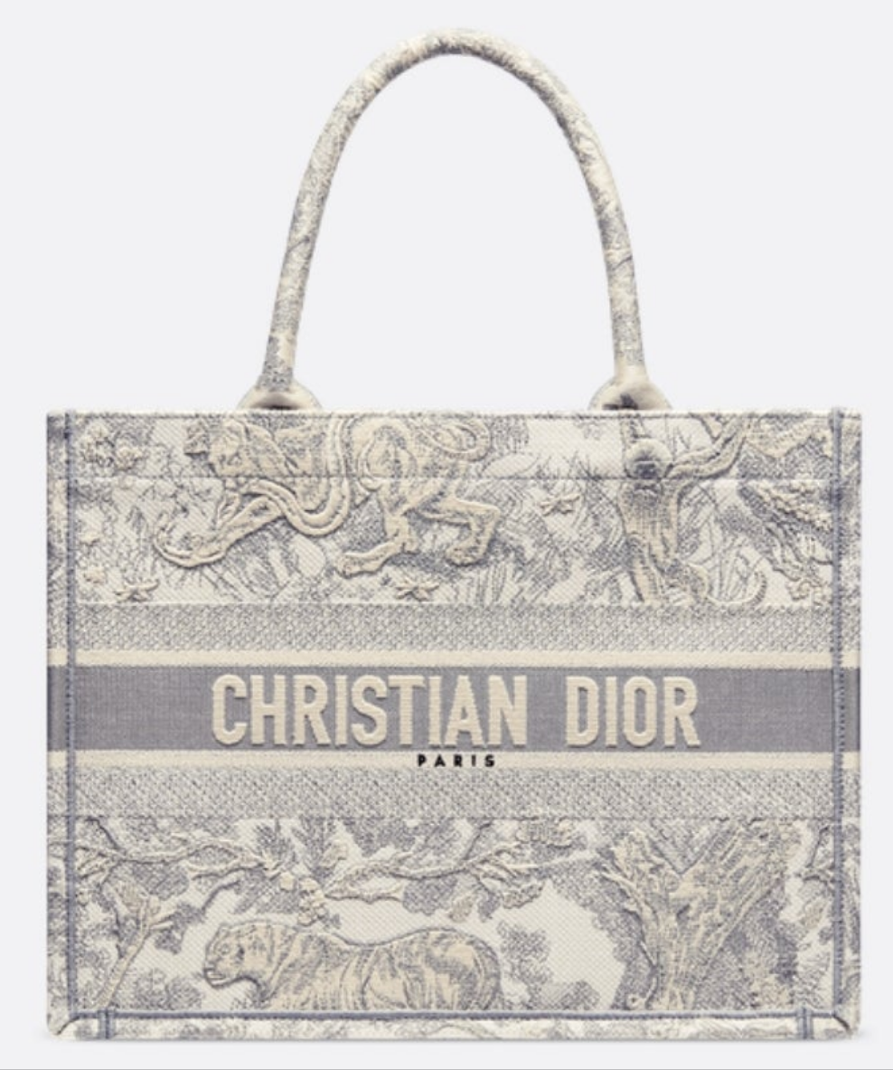 Medium Dior Book Tote
White and Yarrow Pink Toile de Jouy Sauvage Embroidery (36 x 27.5 x 16.5 cm)