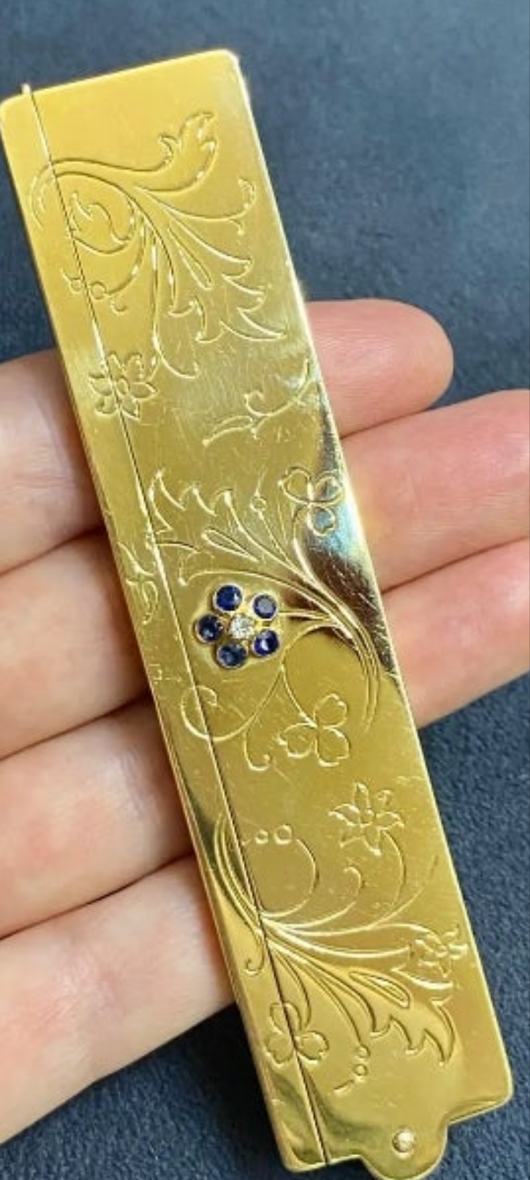 18k Gold 1940s Van Cleef & Arpels 18k gold hair comb in caseround cut diamond and round cut sapphires. Blue Sapphire.