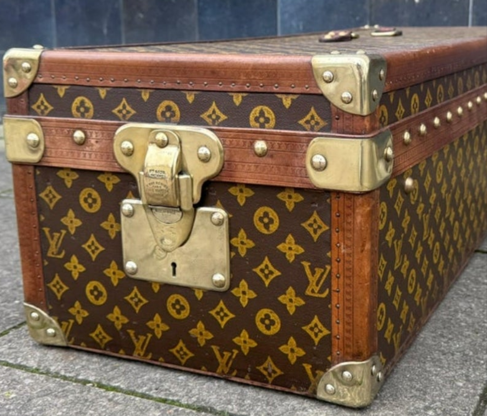 Antique 1910 Louis Vuitton Britannica encyclopaedia Trunk with the original encyclopaedias