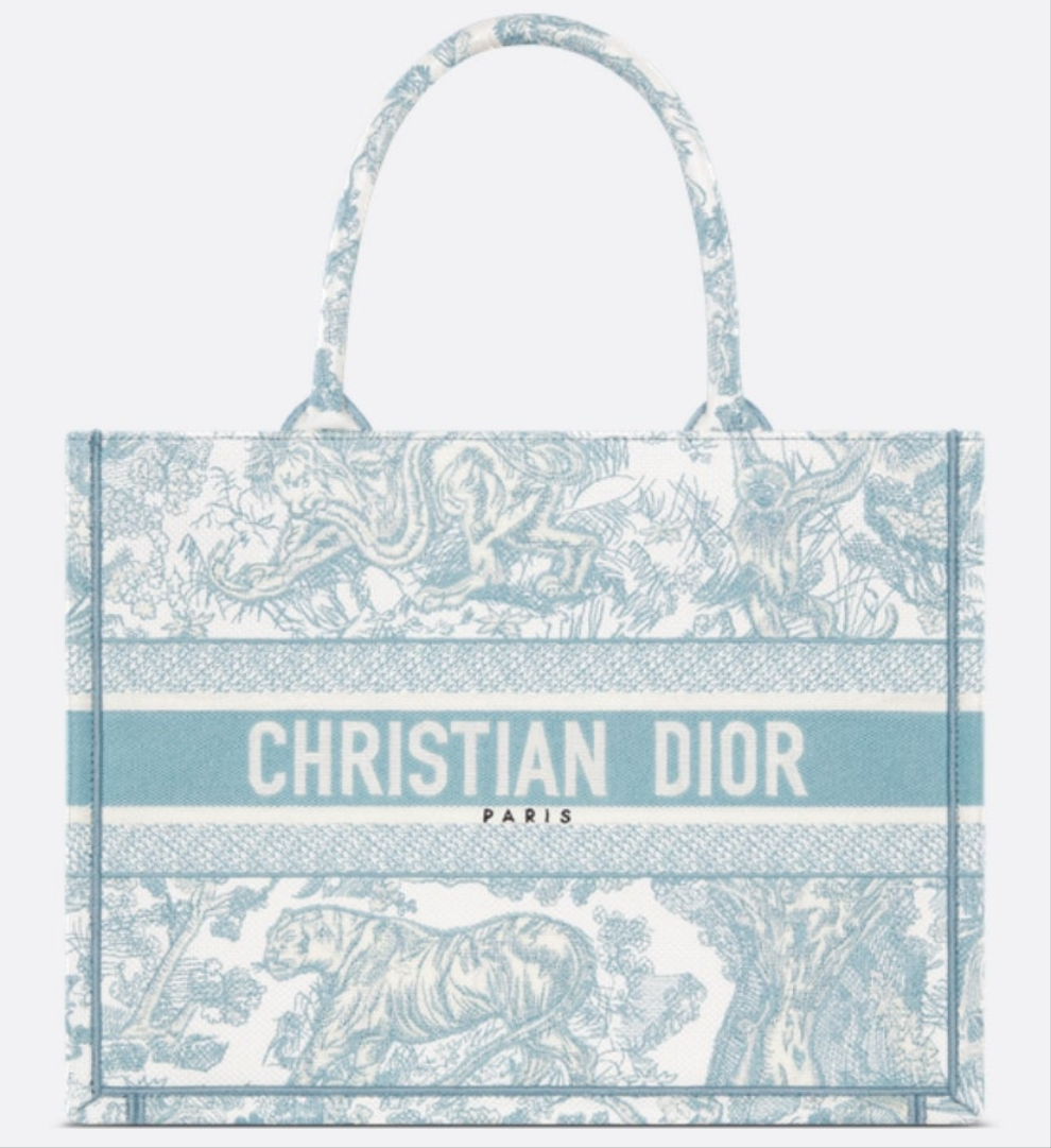 Medium Dior Book Tote
White and Yarrow Pink Toile de Jouy Sauvage Embroidery (36 x 27.5 x 16.5 cm)