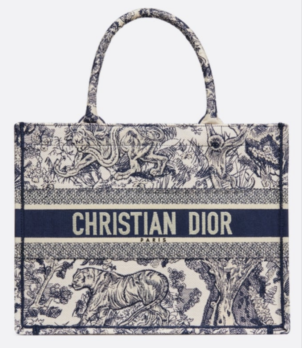 Medium Dior Book Tote
White and Yarrow Pink Toile de Jouy Sauvage Embroidery (36 x 27.5 x 16.5 cm)