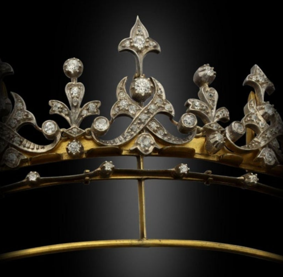 18k Gold Victorian Diamond Fringe Tiara Convertible To A Necklace Circa 1880s silver on gold Old brilliant and single cut diamonds estimated to weigh a combined total of approximately 2.5cts