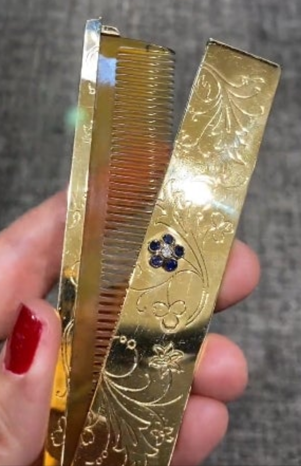 18k Gold 1940s Van Cleef & Arpels 18k gold hair comb in caseround cut diamond and round cut sapphires. Blue Sapphire.