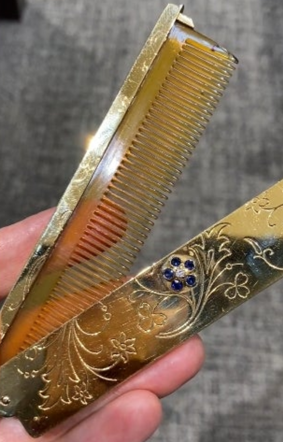 18k Gold 1940s Van Cleef & Arpels 18k gold hair comb in caseround cut diamond and round cut sapphires. Blue Sapphire.
