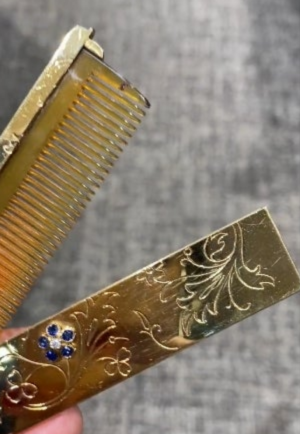 18k Gold 1940s Van Cleef & Arpels 18k gold hair comb in caseround cut diamond and round cut sapphires. Blue Sapphire.