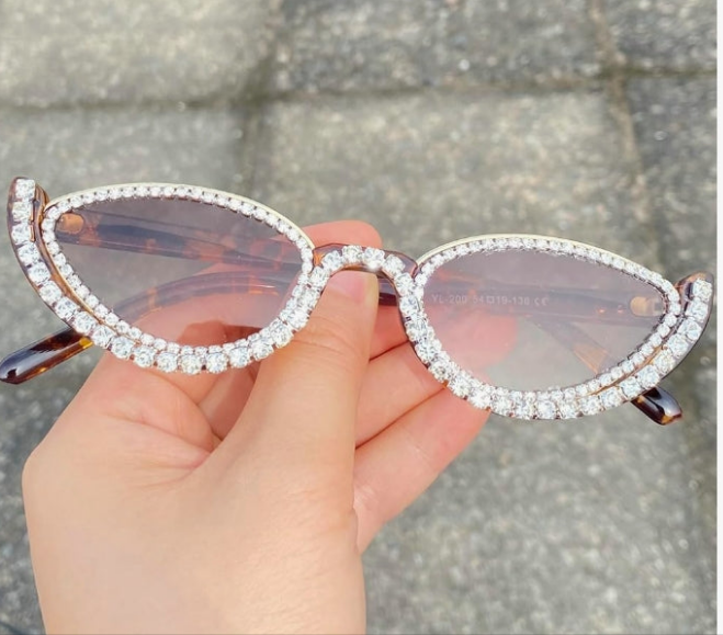 Fashion bling Rhinestone Cat Eye Sunglasses for Women Retro Narrow Cat-eye Diamond Sun Glasses Vintage Style Tinted Lens