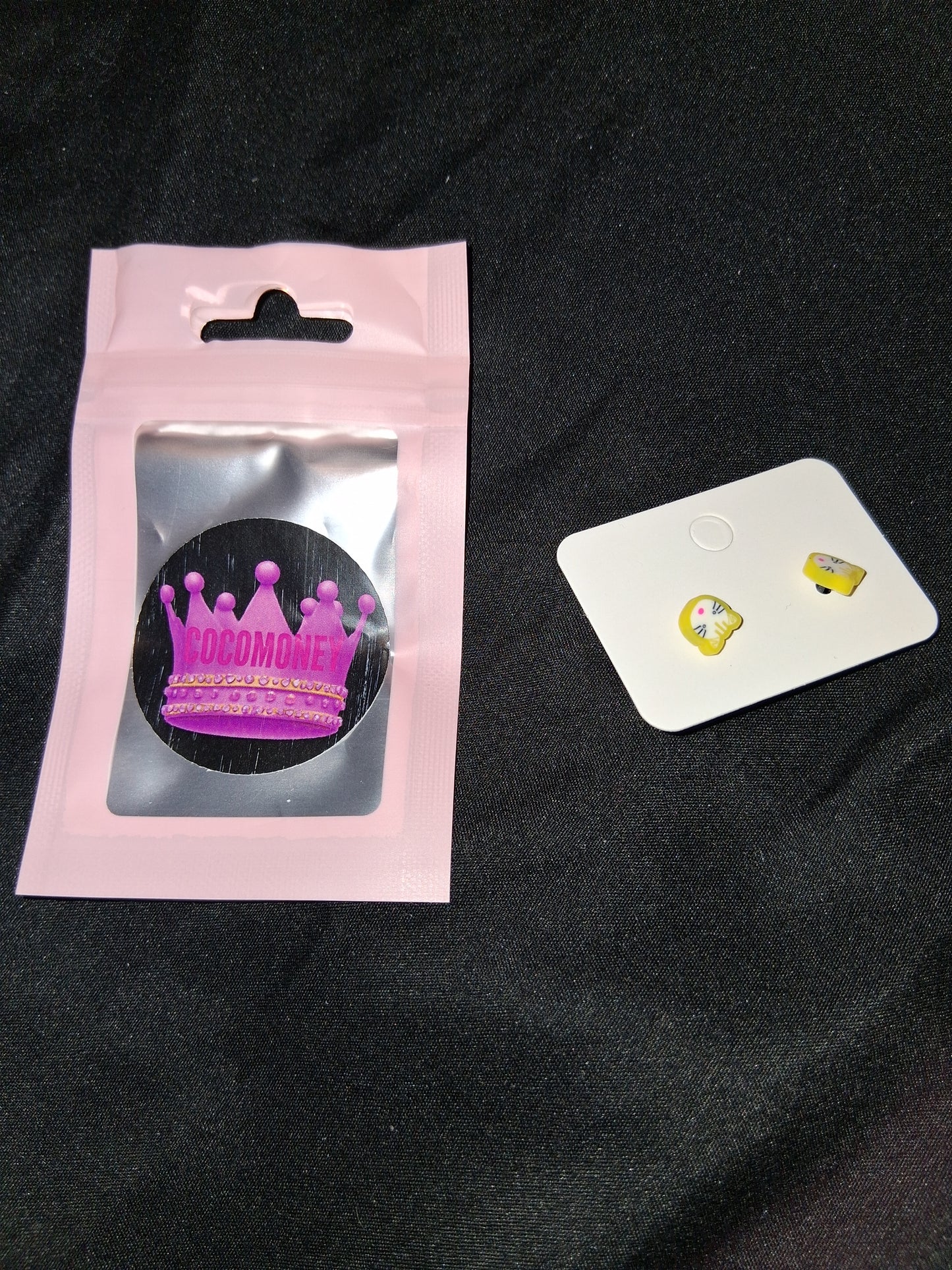 COCOMONEY EARRINGS BEAUTY AND ELEGANCE POSSIBLE MATERIALS PLASTIC RESIN METAL