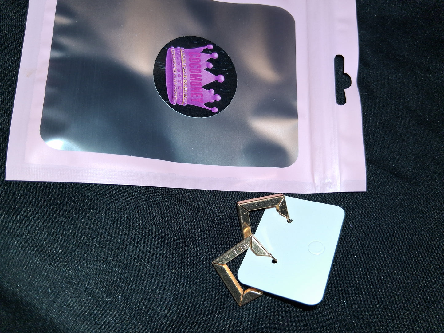 COCOMONEY EARRINGS BEAUTY AND ELEGANCE POSSIBLE MATERIALS PLASTIC RESIN METAL