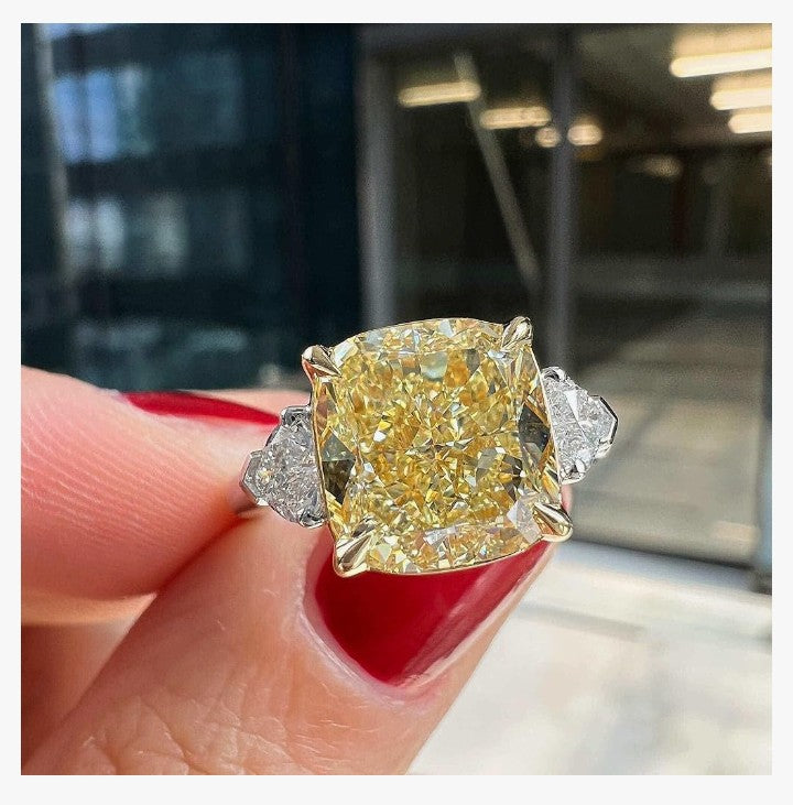 COCOMONEY 18K Yellow Diamond Ring 4.67 Ct Cushion Shaped Fancy Light VS1 18K Gold GIA Report Exquisite Design Elegant Statement Jewelry Present For Women