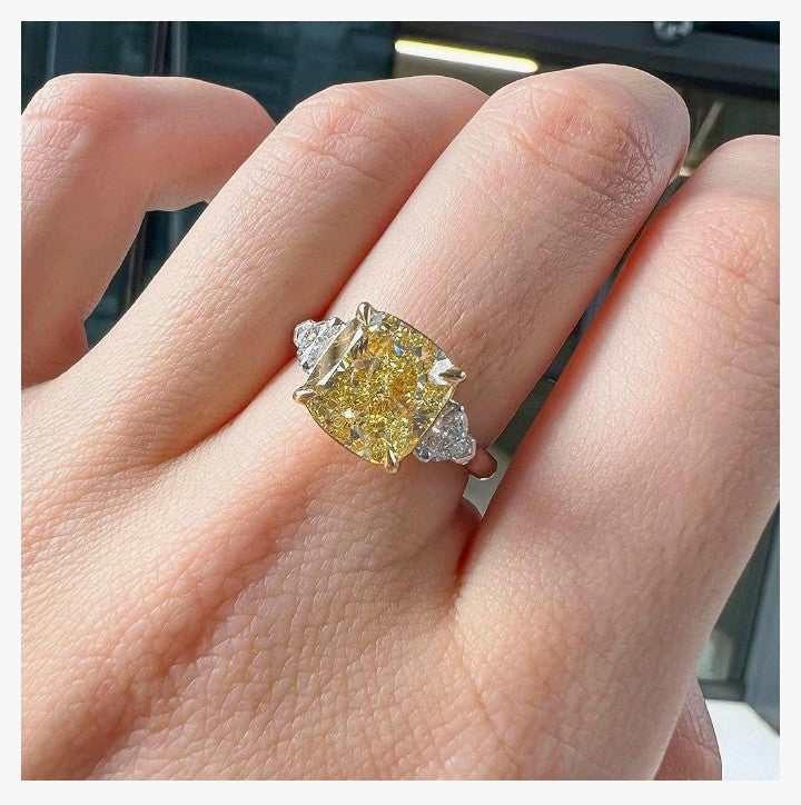 COCOMONEY 18K Yellow Diamond Ring 4.67 Ct Cushion Shaped Fancy Light VS1 18K Gold GIA Report Exquisite Design Elegant Statement Jewelry Present For Women