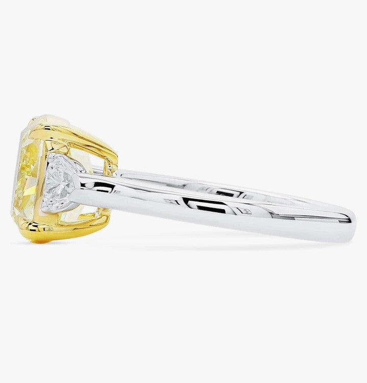 COCOMONEY 18K Yellow Diamond Ring 4.67 Ct Cushion Shaped Fancy Light VS1 18K Gold GIA Report Exquisite Design Elegant Statement Jewelry Present For Women