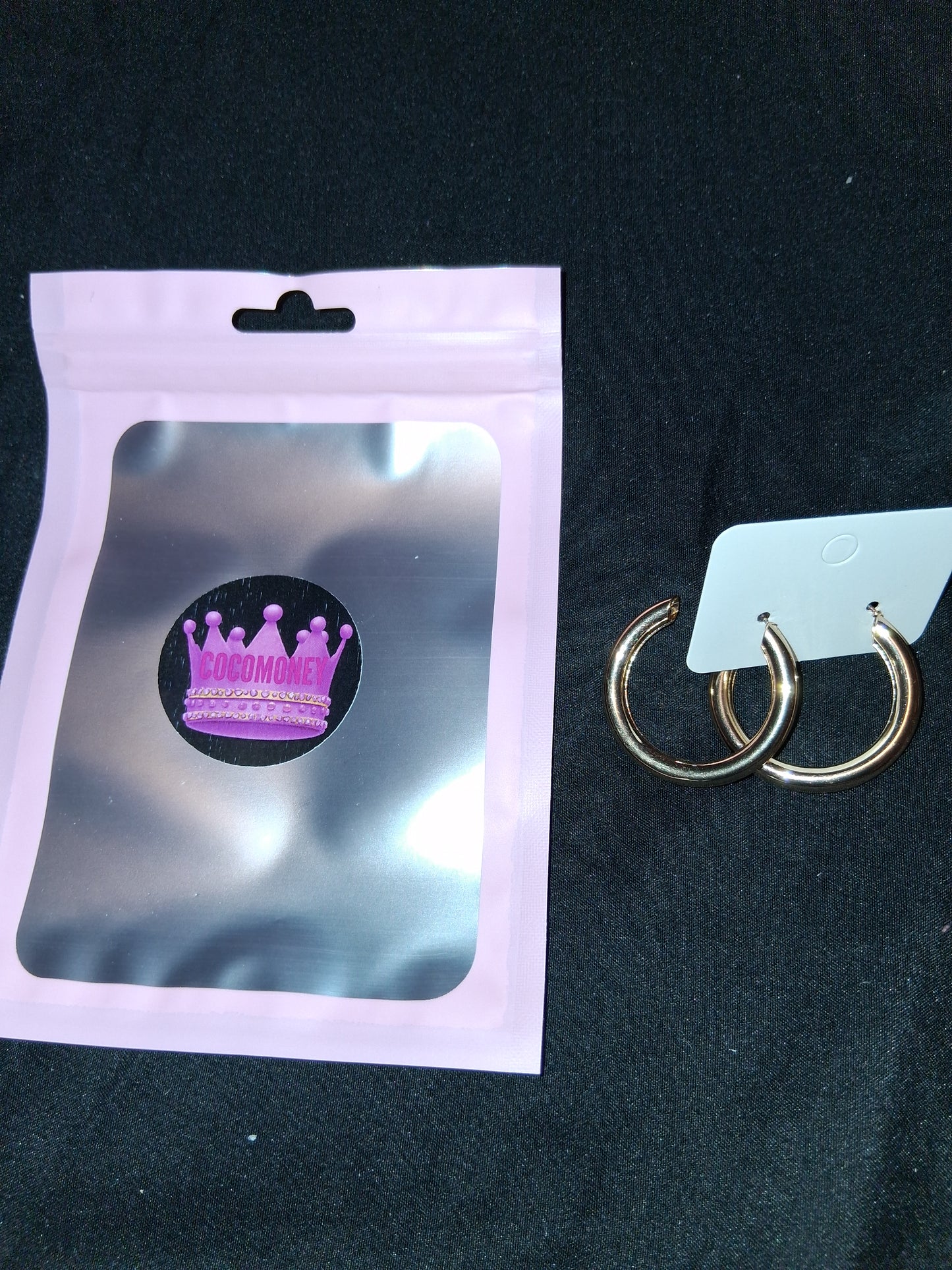 COCOMONEY EARRINGS BEAUTY AND ELEGANCE POSSIBLE MATERIALS PLASTIC RESIN METAL medium size hoops