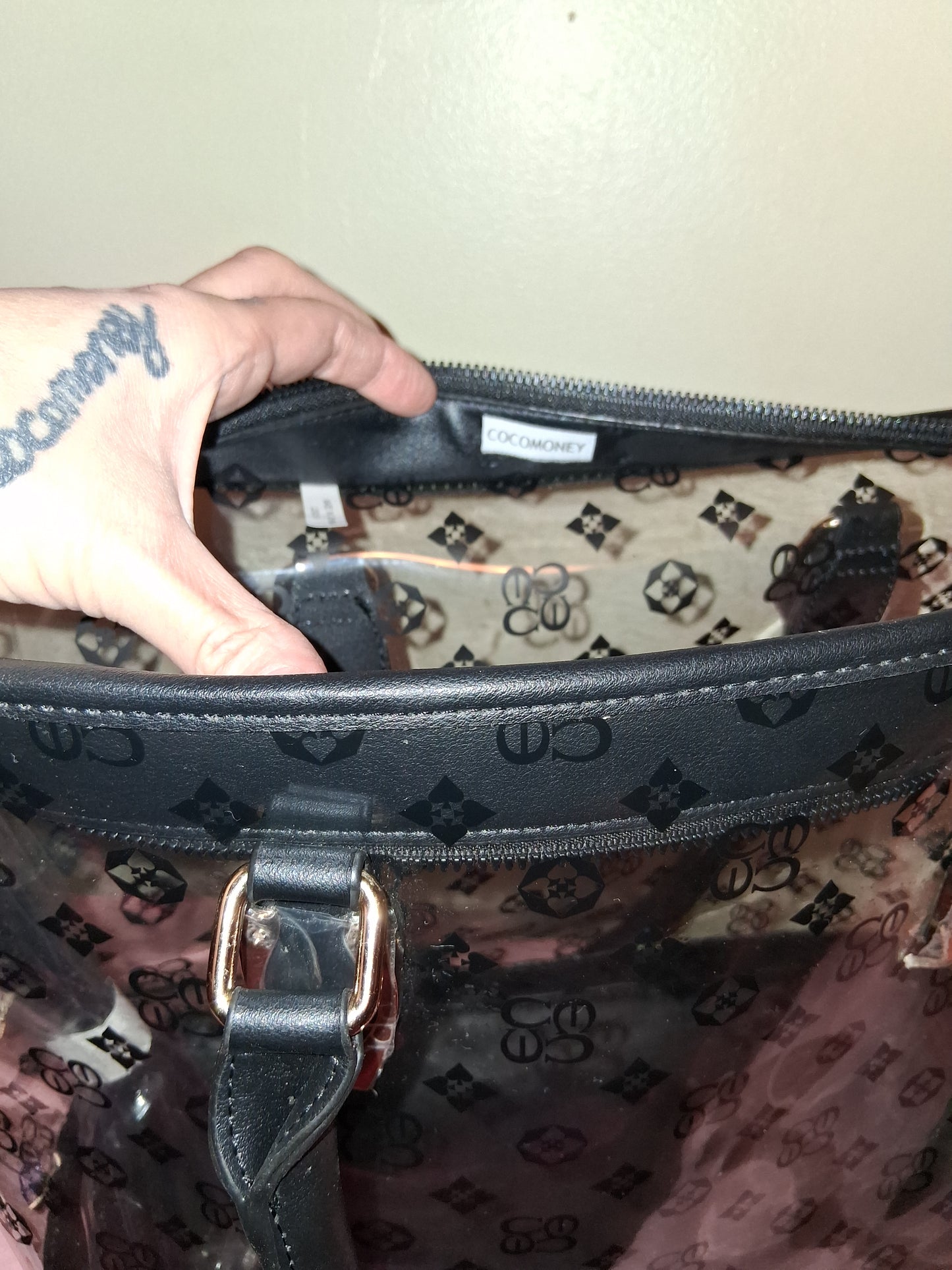 COCOMONEY HANDBAG 16IN W BY 11 HALF IN LONG BY 3 IN THERES ONLY 1 pu