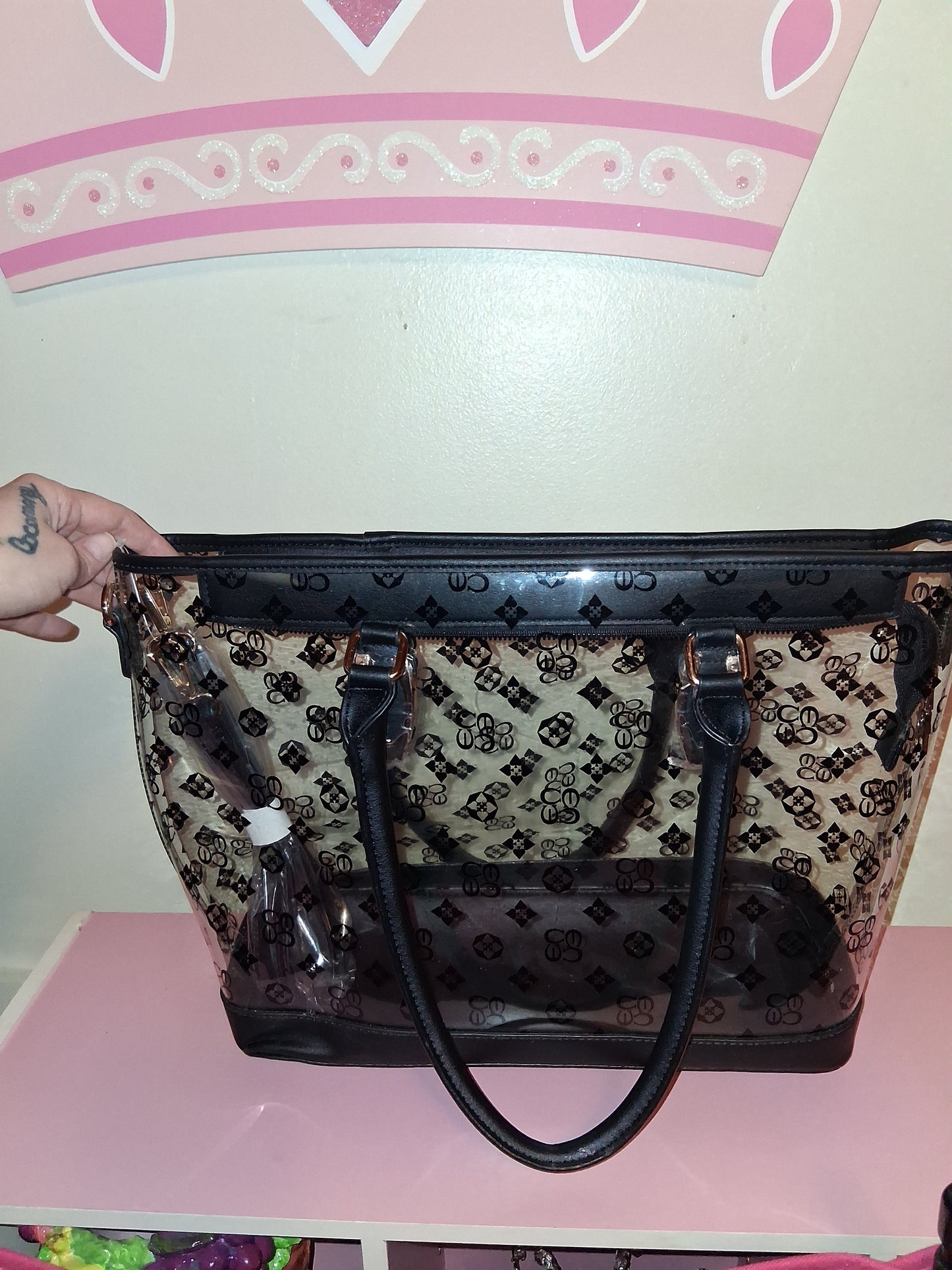 COCOMONEY HANDBAG 16IN W BY 11 HALF IN LONG BY 3 IN THERES ONLY 1 pu