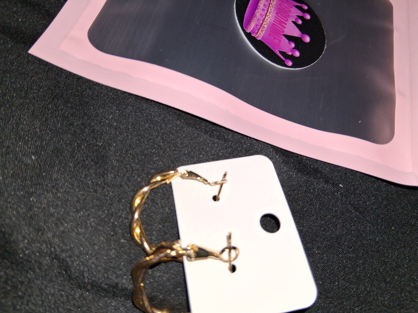 COCOMONEY EARRINGS BEAUTY AND ELEGANCE POSSIBLE MATERIALS PLASTIC RESIN METAL