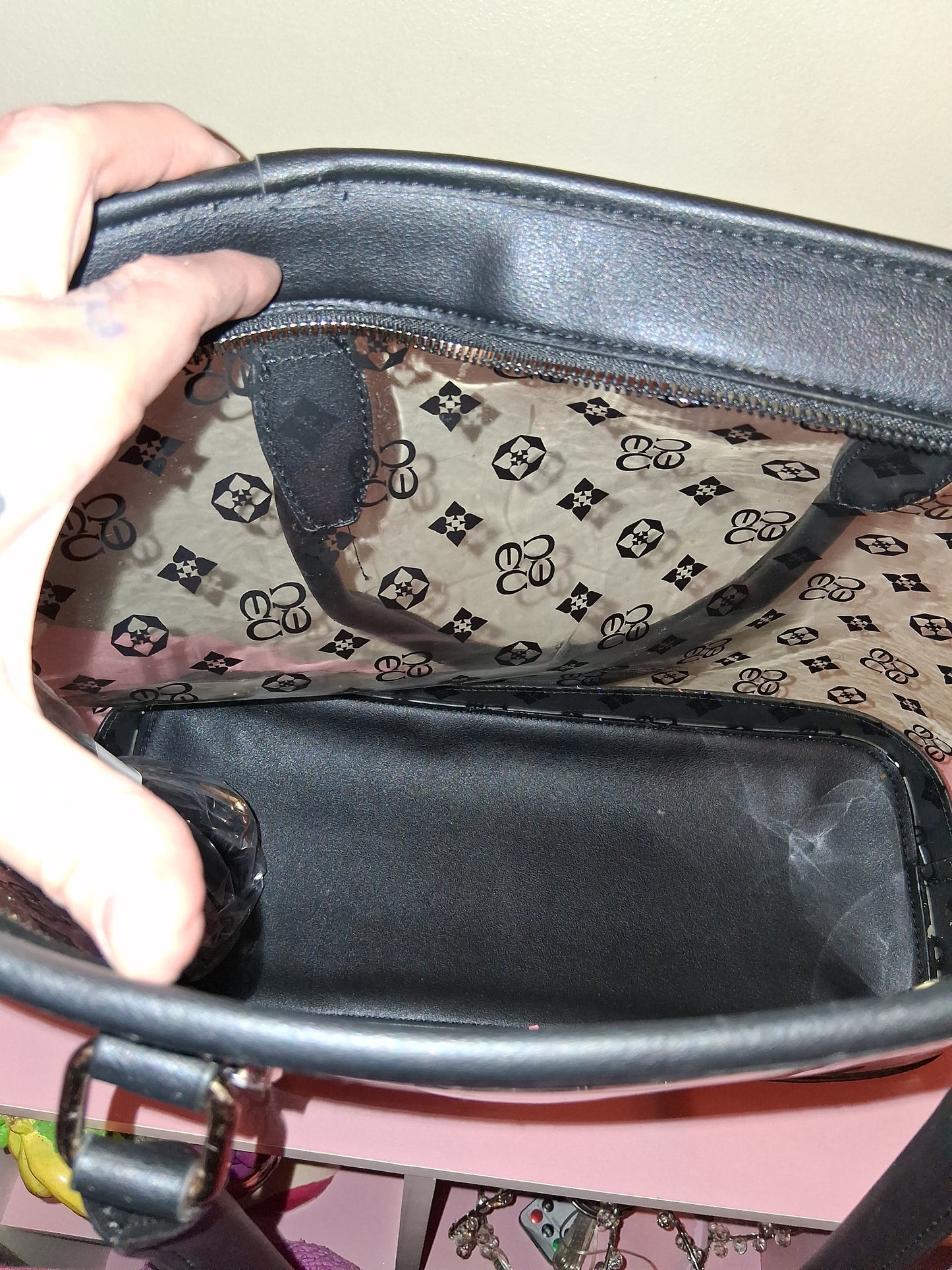 COCOMONEY HANDBAG 16IN W BY 11 HALF IN LONG BY 3 IN THERES ONLY 1 pu