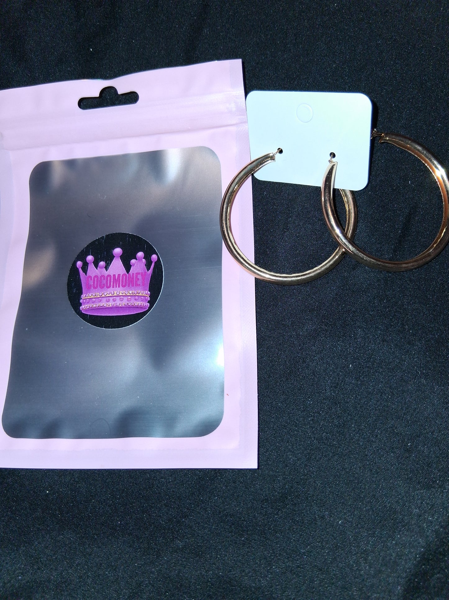 COCOMONEY EARRINGS BEAUTY AND ELEGANCE POSSIBLE MATERIALS PLASTIC RESIN METAL medium size hoops