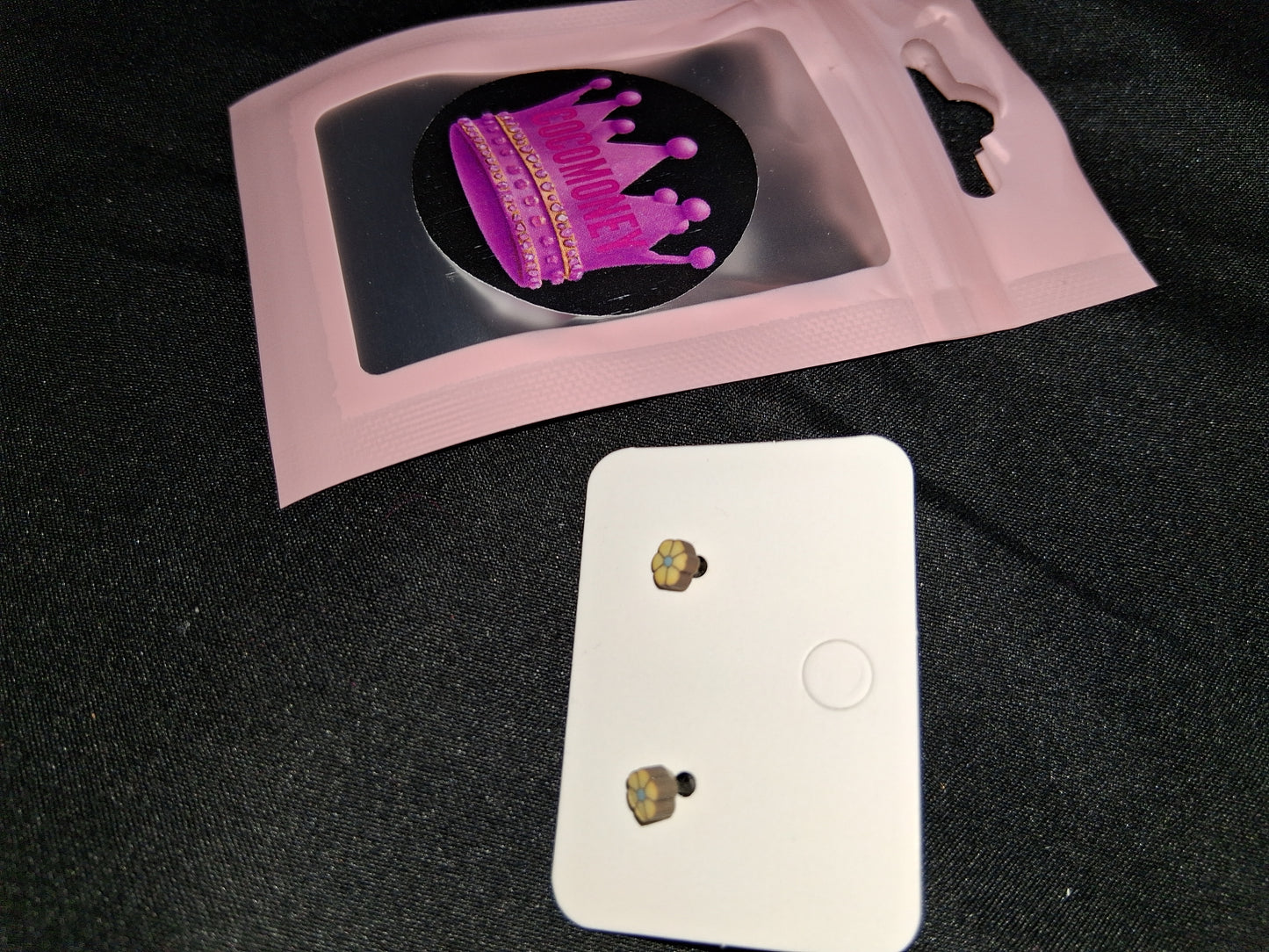 COCOMONEY EARRINGS BEAUTY AND ELEGANCE POSSIBLE MATERIALS PLASTIC RESIN METAL
