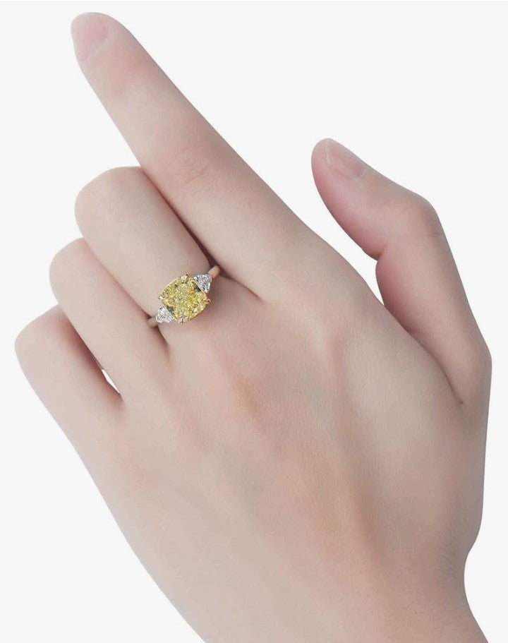 COCOMONEY 18K Yellow Diamond Ring 4.67 Ct Cushion Shaped Fancy Light VS1 18K Gold GIA Report Exquisite Design Elegant Statement Jewelry Present For Women