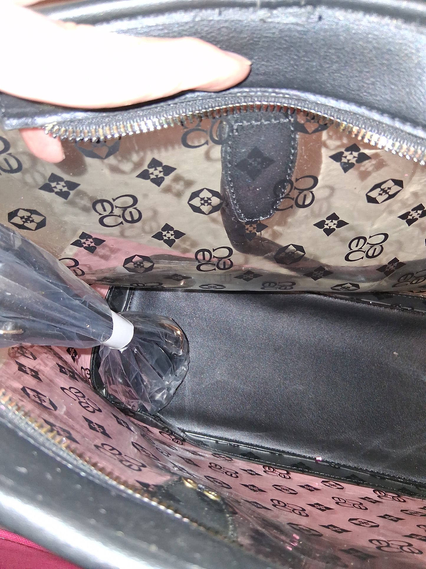 COCOMONEY HANDBAG 16IN W BY 11 HALF IN LONG BY 3 IN THERES ONLY 1 pu